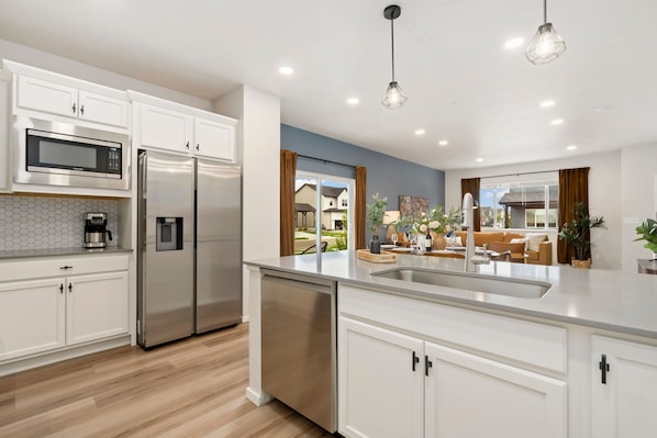 Casa de ciudad, varias camas, patio (2938 Barnstormer St Unit #1) | Cocina privada | Refrigerador, microondas, horno y parrilla de estufa 