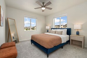 聯排別墅, 多張床, 庭院 (2938 Barnstormer St Unit #1) | 3 間臥室、獨特裝潢、布置獨特、書桌