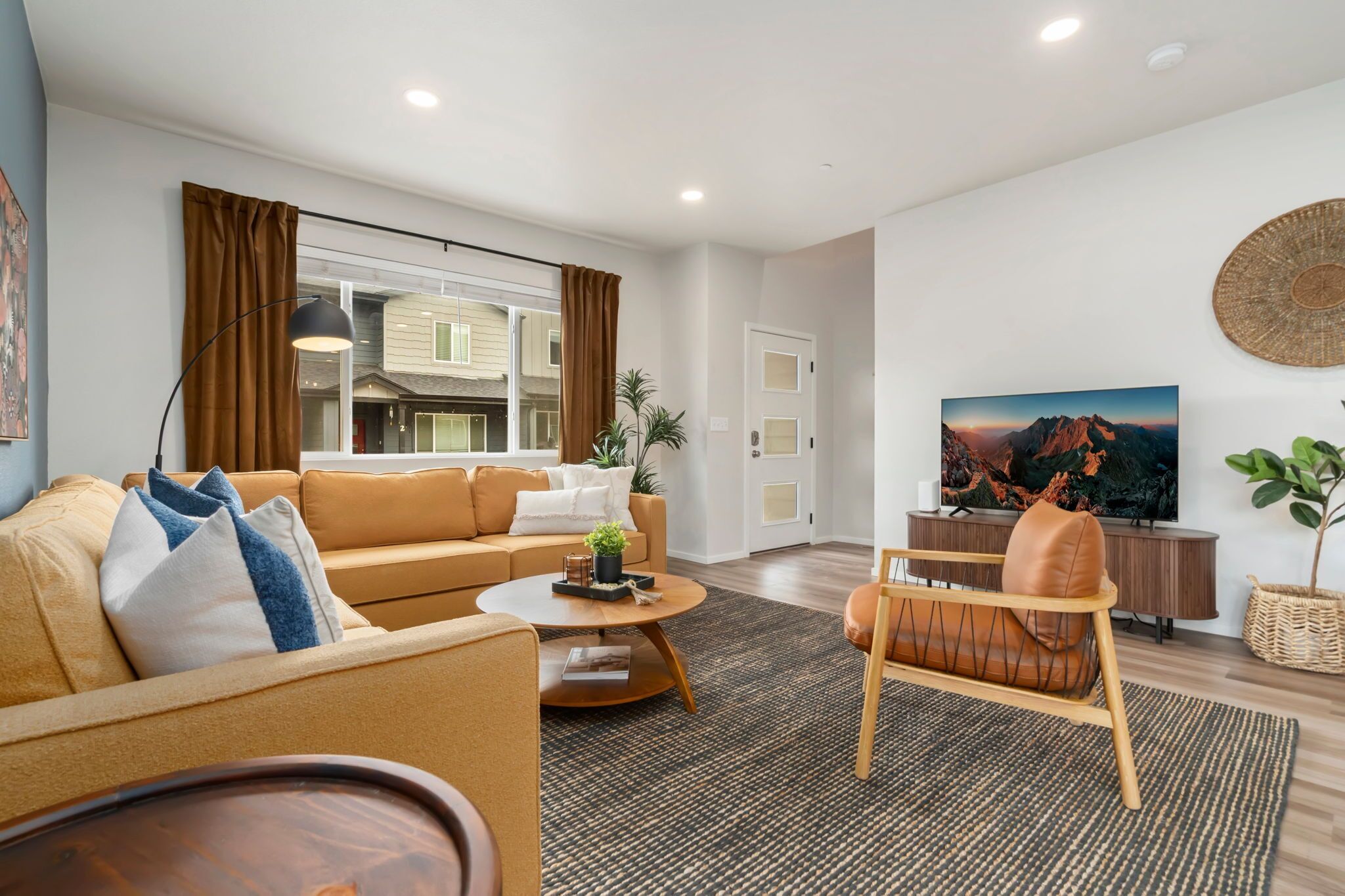 Stadtwohnung, Mehrere Betten, Terrasse (2938 Barnstormer St Unit #1) | Wohnbereich | 55-Zoll-Flachbildfernseher mit Digitalempfang