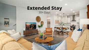 Maison mitoyenne, plusieurs lits, patio (2938 Barnstormer St Unit #1) | Coin séjour | Télévision à écran plat de 55 pouces avec chaßnes numériques