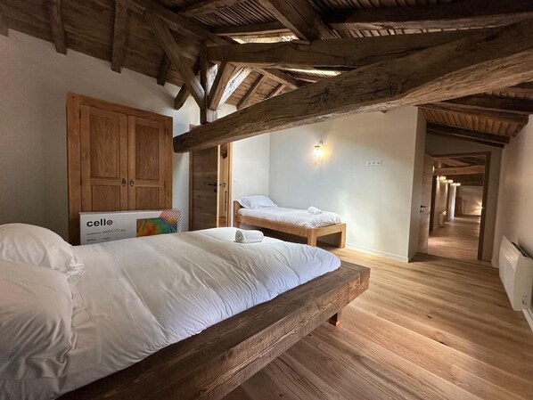 11 bedrooms, WiFi, bed sheets