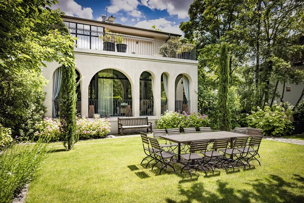 Garden - Bagatelle Gardenhouse (Budapest)