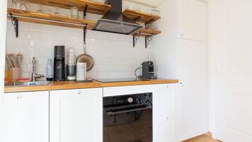 Fridge, coffee/tea maker