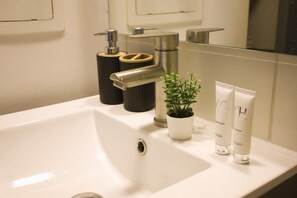 Douche, sèche-cheveux, serviettes fournies