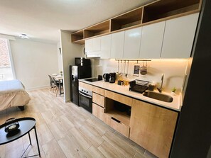 Réfrigérateur, four à micro-ondes, un four, surface de cuisson