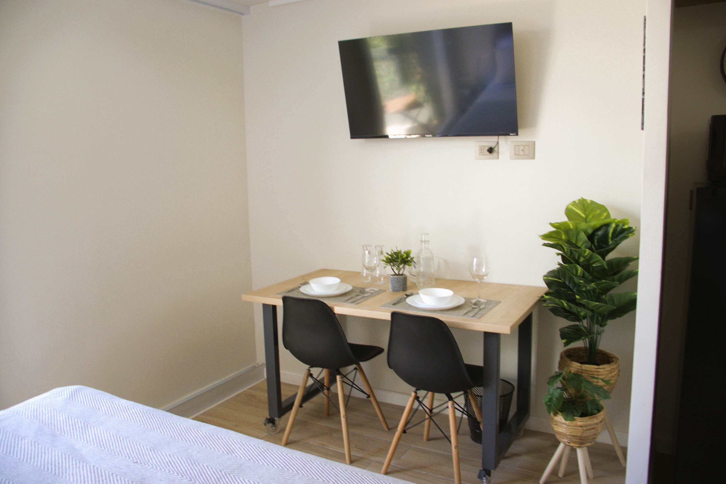 Tabla de planchar con plancha, wifi y ropa de cama 