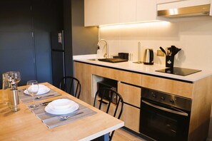 Jääkaappi, mikroaaltouuni, uuni, liesi