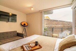 Tabla de planchar con plancha, wifi y ropa de cama 