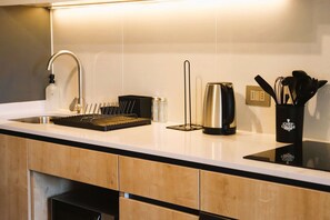 Kühlschrank, Mikrowelle, Ofen, Herdplatte
