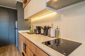 Cafetera y tetera, refrigerador, microondas y horno 