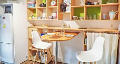 Sleep at a shrink's! Top originality! Charming furnished apartment in the heart of town