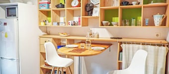 Sleep at a shrink's! Top originality! Charming furnished apartment in the heart of town