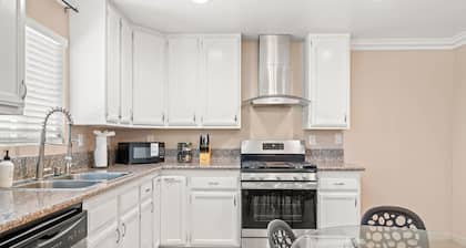 Modern Family Home w Full Amenities Near ONT