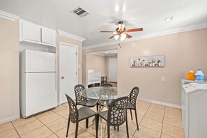 House | 2 bedrooms, Internet - Modern Family Home w Full Amenities Near ONT (Pomona)