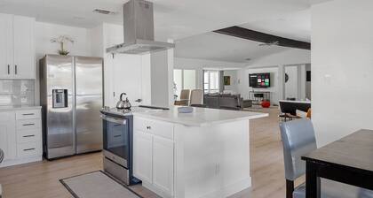 The Belvedere Pet Friendly Spacious Yard