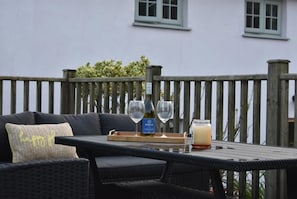 Outdoor dining - Ty Llaeth 2-bed Cottage, Sleeps 4, Pet Friendly (Carmarthen)