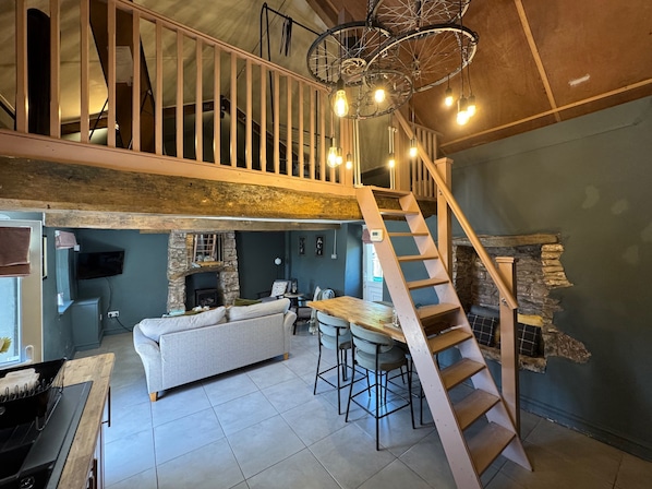 TV, fireplace - Ty Llaeth 2-bed Cottage, Sleeps 4, Pet Friendly (Carmarthen)