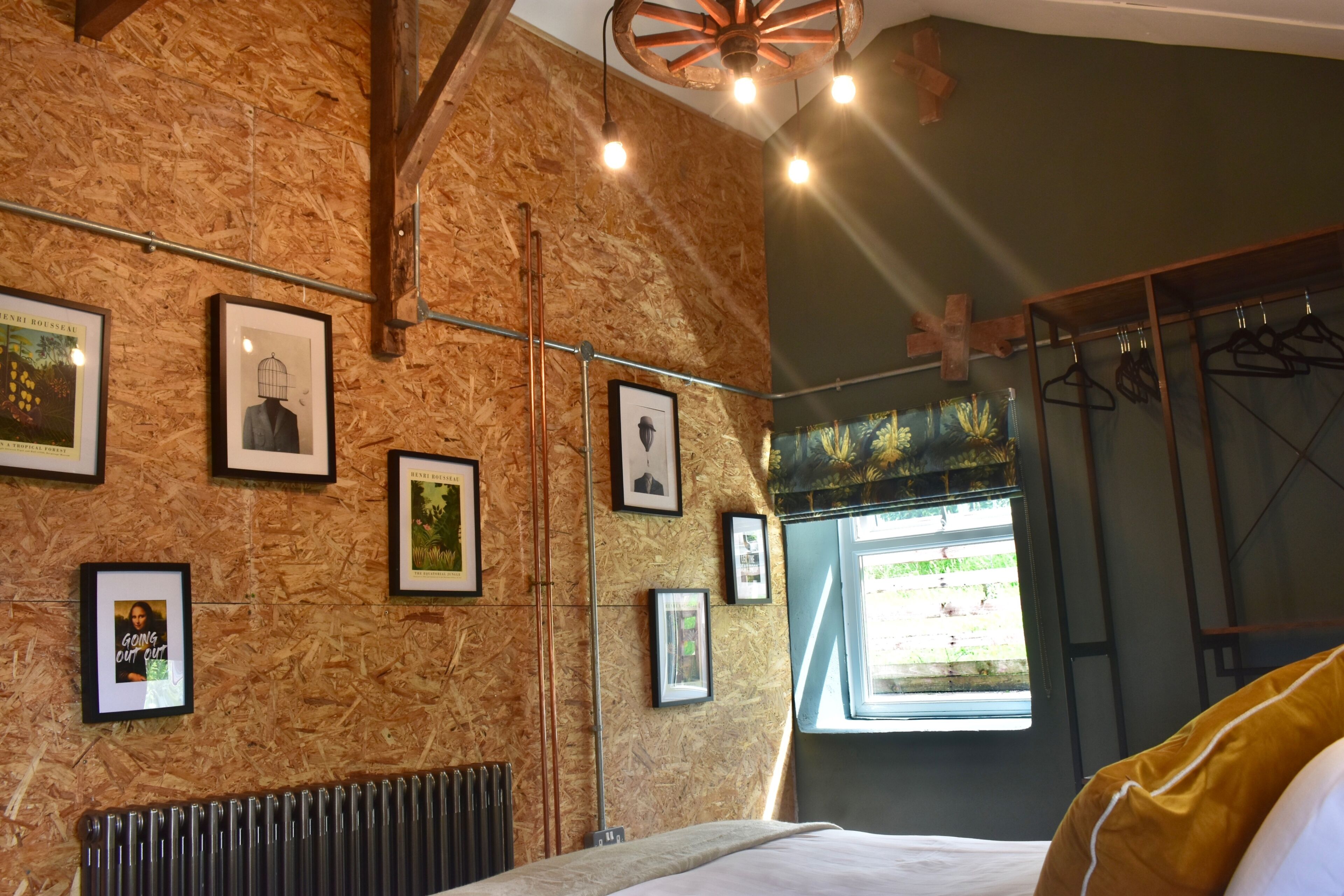 2 dormitorios y tabla de planchar con plancha