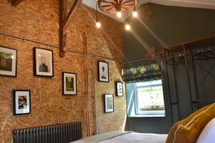 2 bedrooms, iron/ironing board, free wired Internet, bed sheets