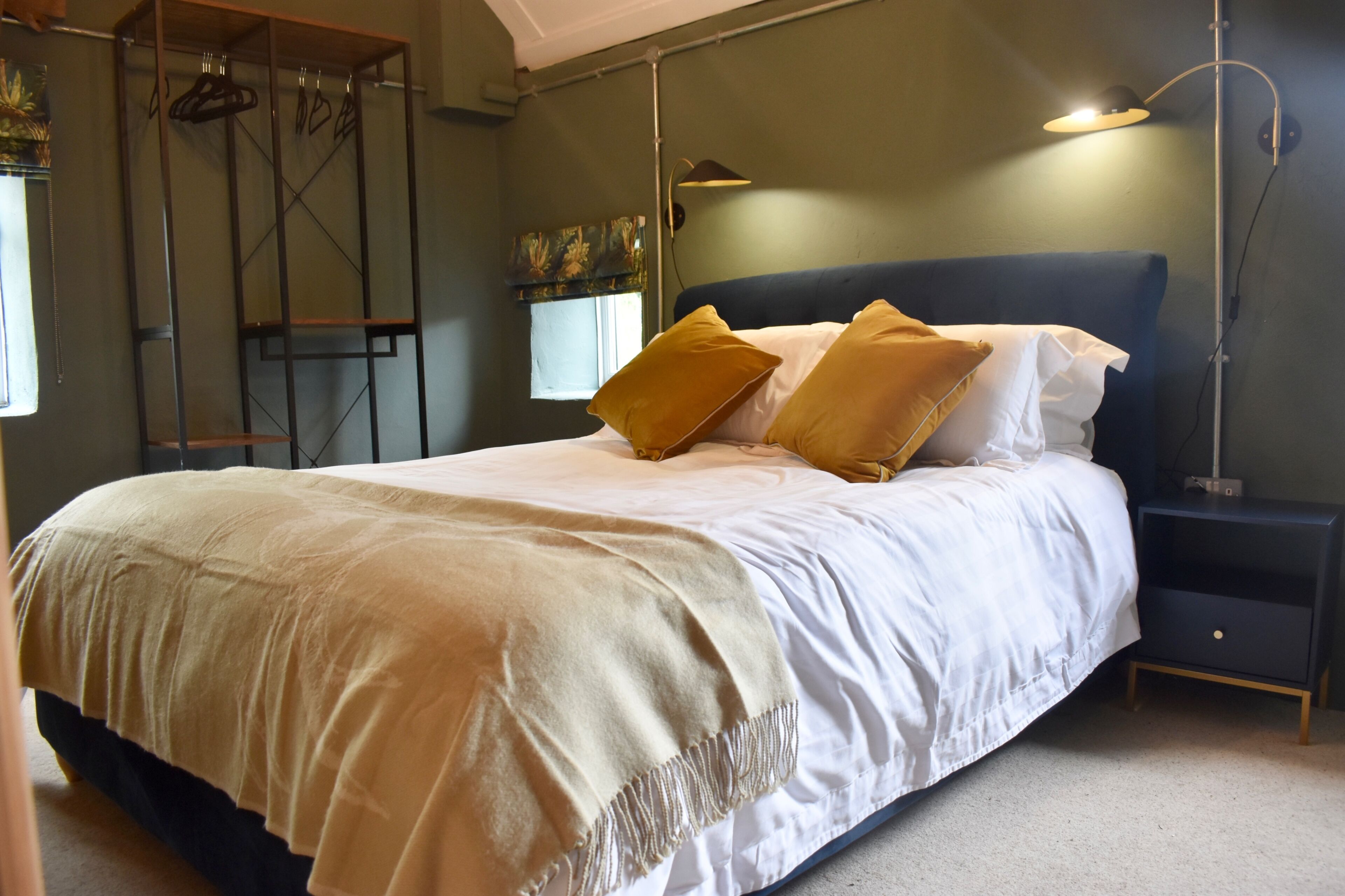 2 bedrooms, iron/ironing board, free wired Internet, bed sheets