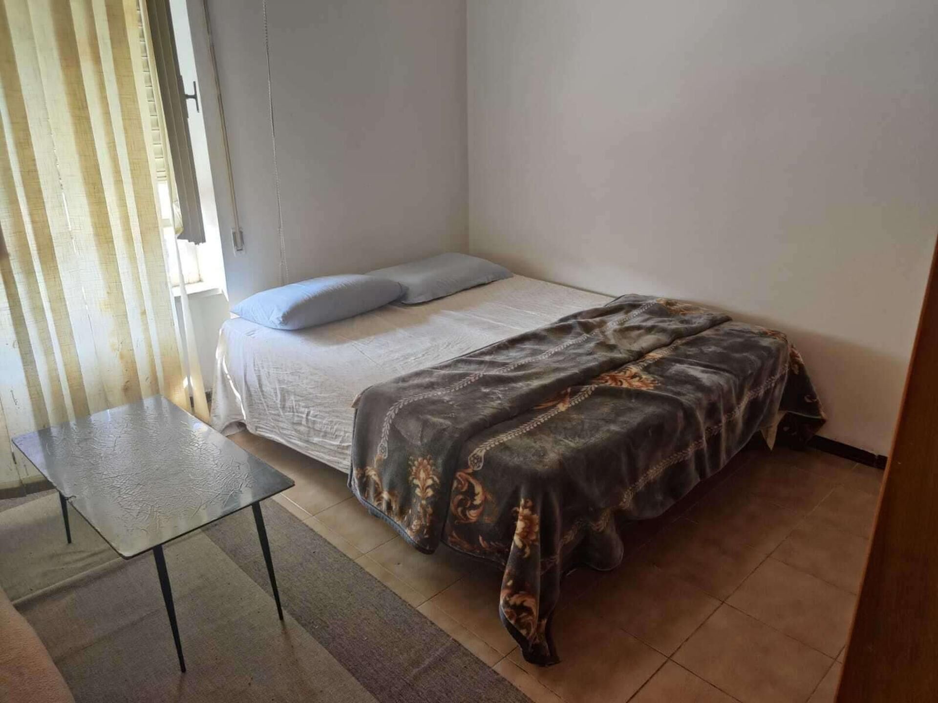 3 quartos, ferros/tábuas de passar roupa, roupa de cama