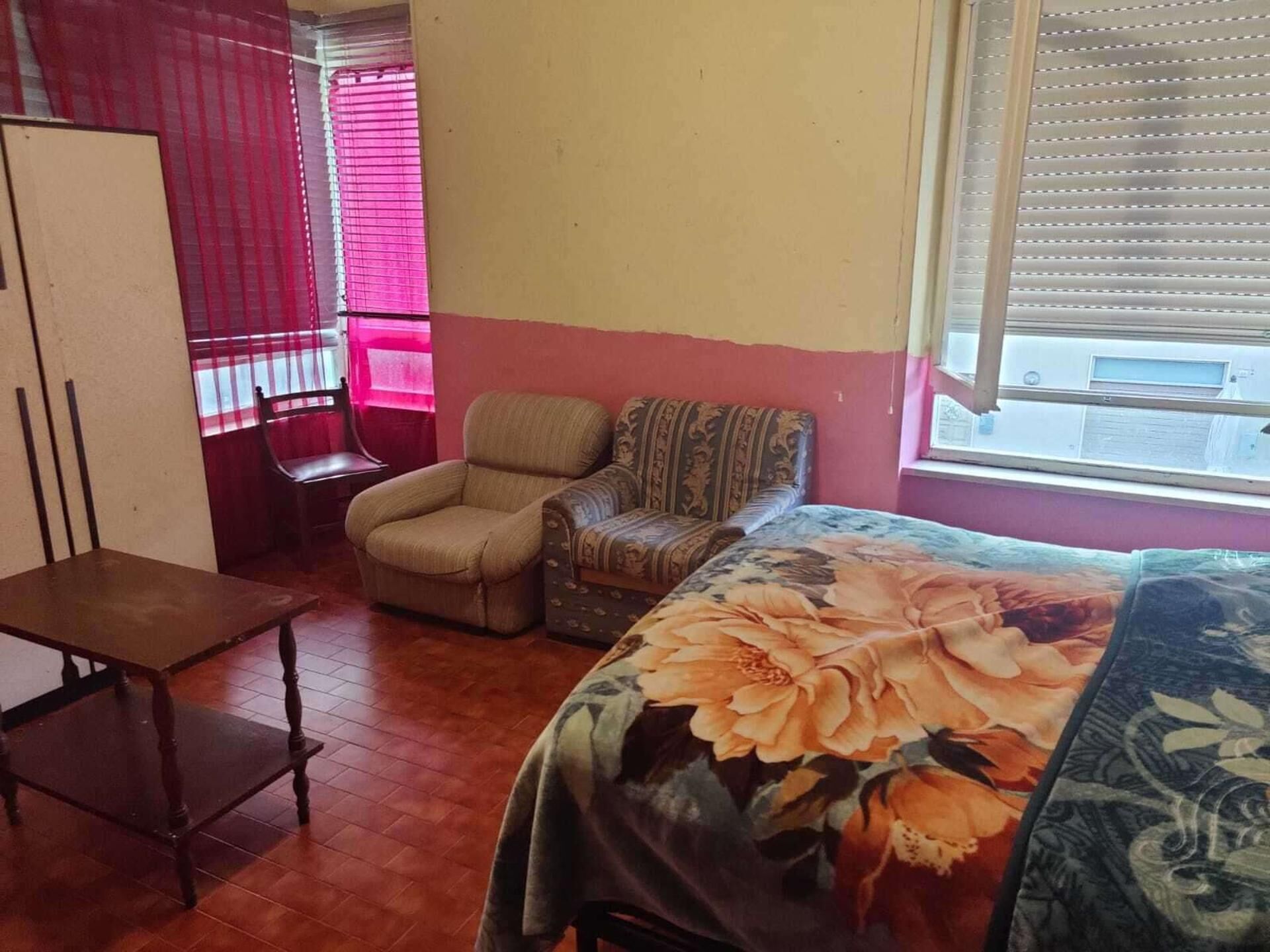 3 habitaciones, tabla de planchar con plancha y ropa de cama 
