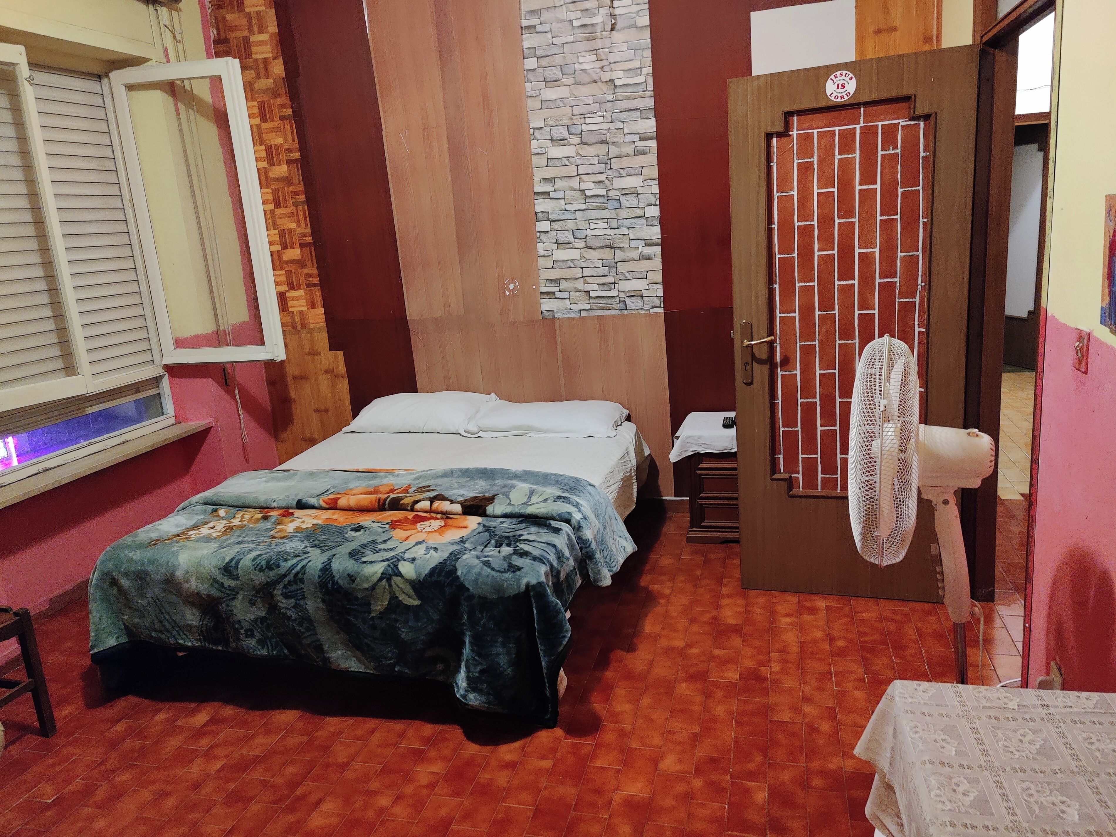 3 bedrooms, iron/ironing board, bed sheets