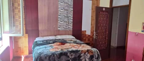 3 habitaciones, tabla de planchar con plancha y ropa de cama