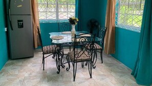 อพาร์ทเมนท์, 3 ห้องนอน, ระเบียง, วิวสวน | บริการอาหารในห้องพัก