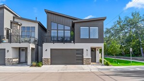 Exterior - Dark & Sleek 3BR Escape by the Golf Course (Boise)
