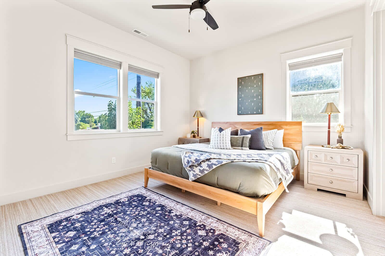 3 makuuhuonetta, työpöytä, silitysrauta/-lauta, vauvan matkasänky