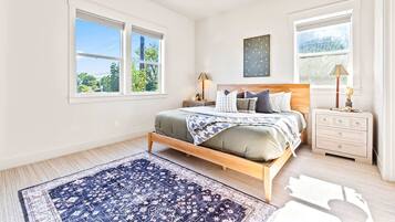 3 makuuhuonetta, työpöytä, silitysrauta/-lauta, vauvan matkasänky