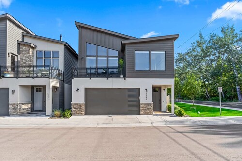 Dark & Sleek 3BR Escape by the Golf Course