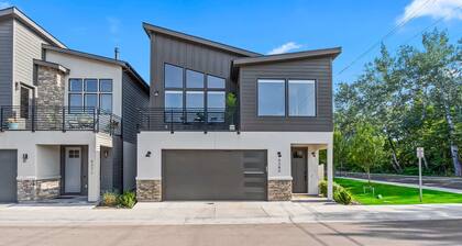 Dark & Sleek 3BR Escape by the Golf Course