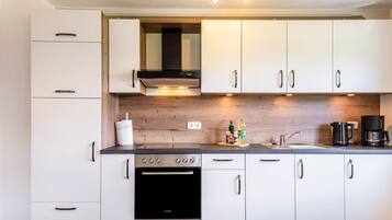 Køleskab, mikrobølgeovn, ovn, kogeplade