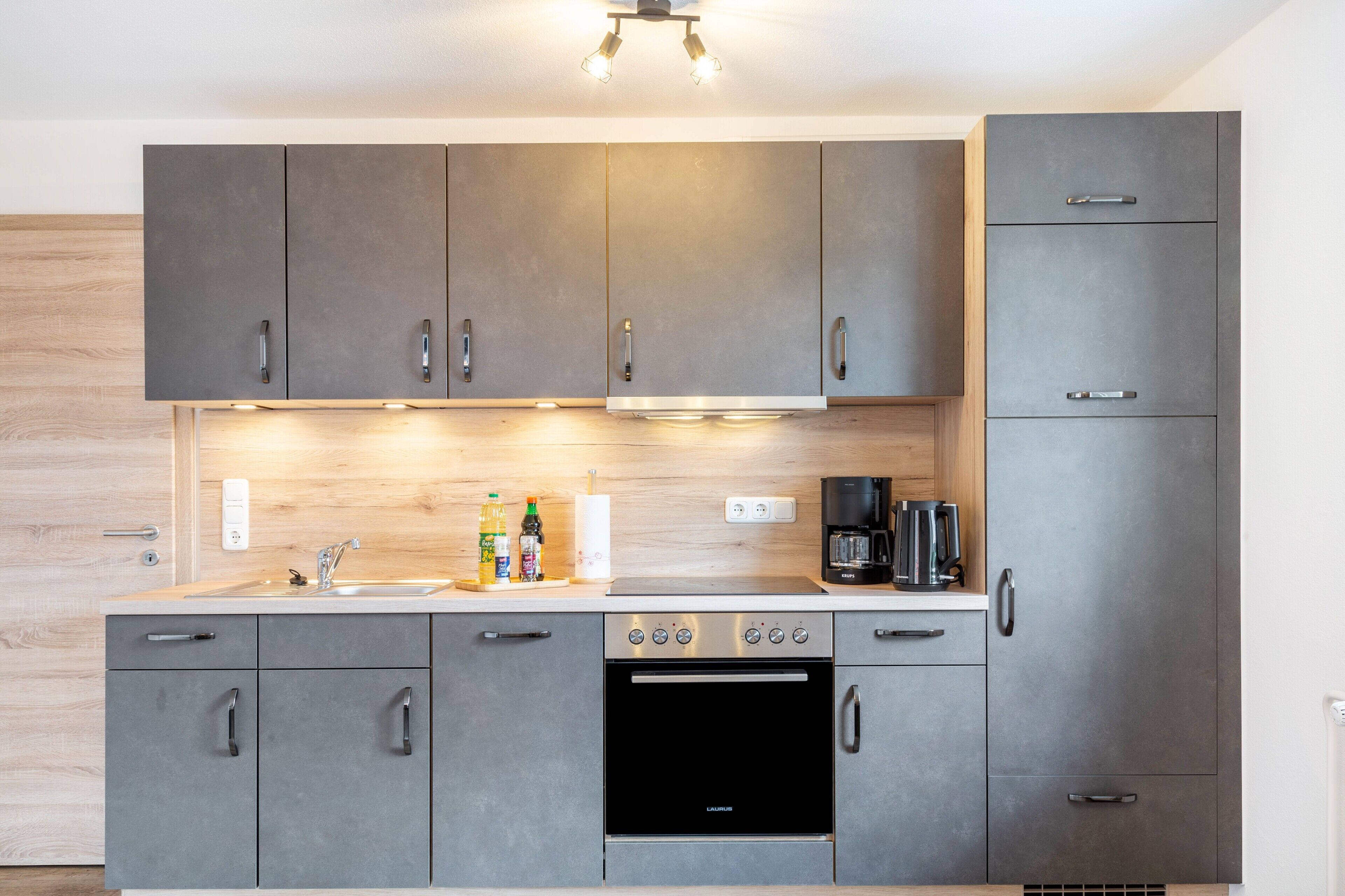 Een koelkast, een magnetron, een oven, een kookplaat