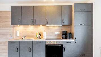 Een koelkast, een magnetron, een oven, een kookplaat