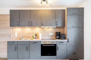 Een koelkast, een microgolfoven, een oven, een kookplaat