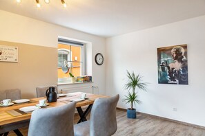 Dining - Apartment 'Mayerhofer 2' with Shared Terrace, Shared Garden and Wi-Fi (Arnstorf)