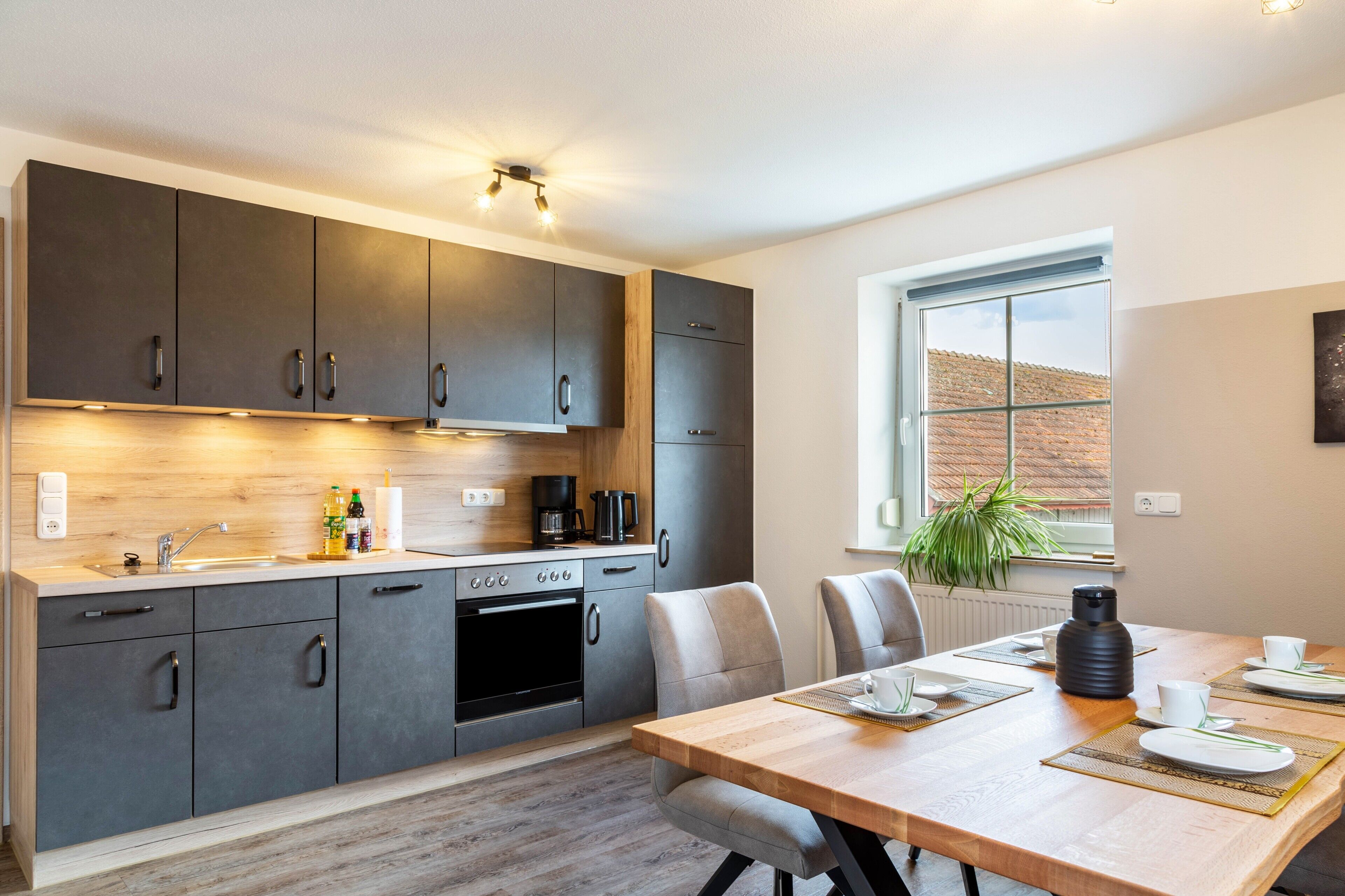 Een koelkast, een magnetron, een oven, een kookplaat