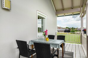 Outdoor dining - Apartment 'Mayerhofer 2' with Shared Terrace, Shared Garden and Wi-Fi (Arnstorf)