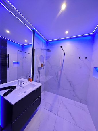 Baño. Love Apartment close to national stadium