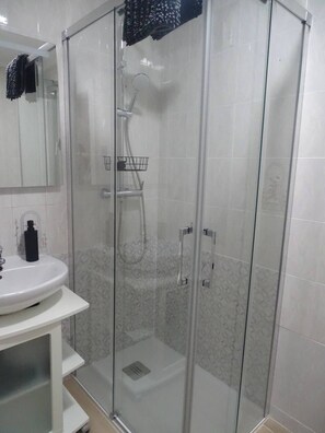 Dusche, Haartrockner, Handtücher, Seife