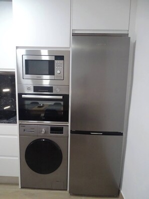 Refrigerador, microondas, horno, placa de cocina
