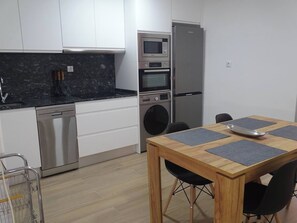 Fridge, microwave, oven, stovetop - LANGAR APARTMENT, COZY AND FAMILIAR (Logroño)