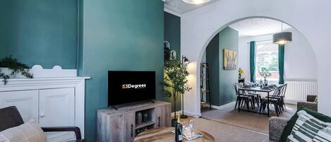 Una televisión, una oficina