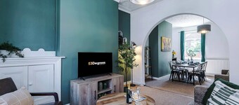 Stylish 2-Bed House in Crewe, Perfect for Business