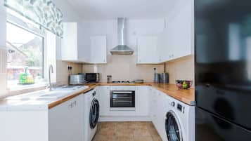 Kühlschrank, Mikrowelle, Ofen, Geschirrspüler