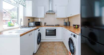 Stylish 2-Bed House in Crewe, Perfect for Business