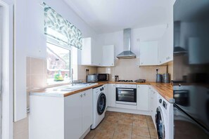 Kjøleskap, mikrobølgeovn, ovn og oppvaskmaskin